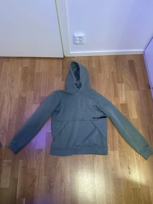 Sail racing hoodie - Sail racing hoodie är i bra skick köpt från kidsbrandstore och är i storlek 170 