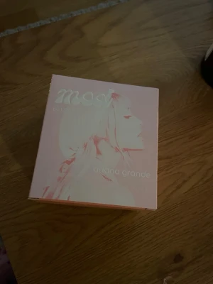 Ariana Grande Mod Blush parfym - Trendig parfym från Ariana Grande i snygg, modern flaska. Säljer för att den inte passar mig. Helt ny och oanvänd