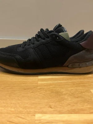 Valentino rockrunners  - Säljer dessa tvär feta rockrunners i bra skick passar till allt och tål allt nypris 7000kr tyvärr inget og följer med boxen gavs till en polare en liten skada märks inte vid användning eftertraktad färg pris diskuteras 