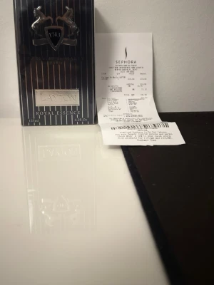 Parfums de Marly Layton - Parfums de Marly – Layton (125ml) – Helt Ny & Inplastad  Säljer en helt ny och oöppnad Parfums de Marly Layton 125ml. Fortfarande i originalplast + kvitto finns (Sephora).  🌬️ Doftprofil: En lyxig, varm och magnetisk doft med äpple, vanilj, kryddor och träiga noter. En riktig head-turner och en av PDM:s mest populära parfymer.  📦 Skick: 	•	100% äkta 	•	Aldrig öppnad 	•	Plastförseglingen är kvar 	•	Kvitto medföljer för äkthet  