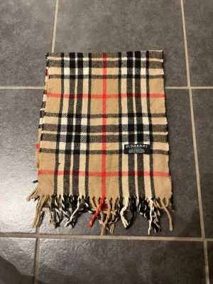 Burberry halsduk ”kashmir” - Burberry halsduk | 100% kashmir | färg: beige | Inga defekter | nypris ca 4000 | skick: 9/10 |skriv vid frågor | MD closet