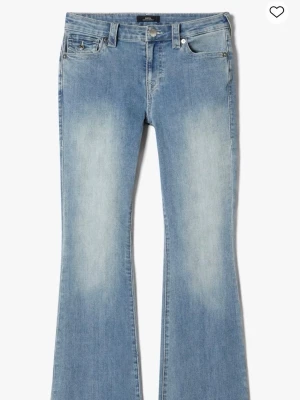 True Religion ljusblå bootcut jeans - Säljer ett par ljusblå jeans från True Religion med klassisk femficksdesign och snygga detaljer på bakfickan. Modellen har bootcut-snitt och är tillverkad i mjukt jeansmaterial med lätt tvättad look. Perfekt för dig som gillar retrovibbar och vill sticka ut. Dom är i modell Becca i strlk 25/164 från barn avdelningen dom är även uppsprättade där nere så att dom e lite längre om du är intresserad kan jag absolut skicka bild