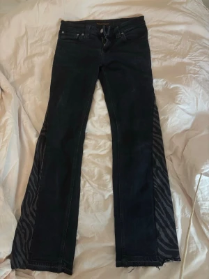 Lågmidjade bootcut jeans - svarta/ mörkblåa bootcut jeans med zebra tryck på sidan, storlek W27 L30, kommer inte skicka bild med de på☺️ passar mig som har 25/26