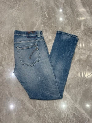 Dondup George Jeans Distressed - Dondup George Jeans Distressed | Modell: George | Distressed | Skick: Mycket fint | Nypris: 3499 kr | Storlek: W34 | Hör av dig vid minsta fundering 📦