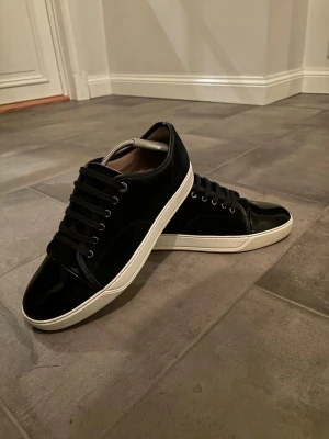 Lanvin cap toe  - Snygga blå Lanvin med vit sula och mörkblå snören. Väldigt sparsamt använda med en snygg balans mellan vardag och mer lyxiga tillfällen. Definitivt en modell av sko som jag verkligen gillar. Skriv vid frågor eller funderingar:) Äkthetscertifikat och box samt duatbag tillkommer