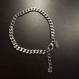 Silverfärgat armband från Arock - Ett kedjearmband från arockman.com i modellen Jonas. Det är i rostfritt stål, har små repor på skylten men det har inga större skador, bra skick🙌🏼 