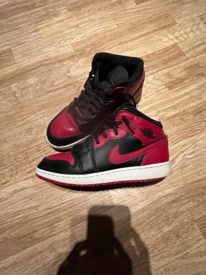  Air Jordan 1 stl 39 - Lite slitet på framsidan av ena skon, annars väldigt bra skick!