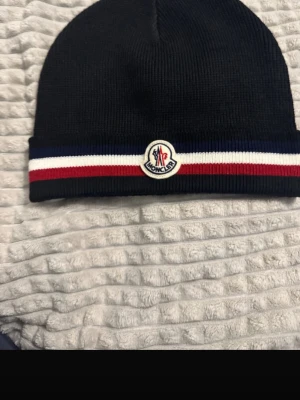 Moncler tricolour mössa - Ganska använd men är fortfarande i bra skick