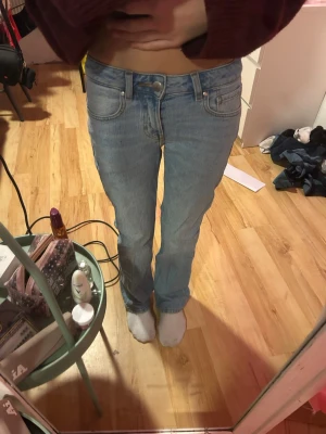 Ljusblå flare jeans från Bikbok  - Säljer ett par ljusblå Bikbok Mira jeans med klassisk femficksdesign och flare passform. Jeansen har låg midja och är tillverkade i slitstarkt bomullsjeansmaterial. Perfekt för dig som gillar en enkel och tidlös look. 200kr +frakt