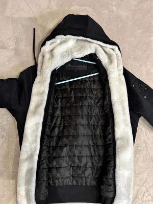 Moose knuckles Bunny jacka  - Helt ny och oanvänd, 10/10 skick. Lappar & tags sitter kvar på jackan & påse medföljer även. Priset kan diskuteras vid smidig affär, helt äkta! Hör av er! Nypris: 4499kr. 
