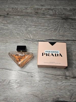 Prada Paradoxe Eau de Parfum 90 ml - Prada Paradoxe Eau de Parfum, 90 ml. Snygg och modern design som sticker ut. Refillbar flaska – perfekt för dig som vill ha en hållbar och lyxig parfym i din samling.