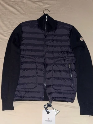 Svart quiltad pufferjacka från Moncler - Sitter väldigt tajt, de är storlek S men skulle även passa Xs, passar bra om man gillar jackor som sitter åt 