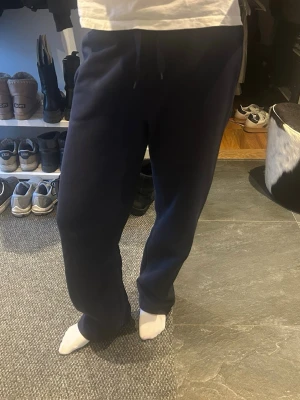 Blå mjukis  - Blå basic mjukisbyxor från Gina Tricot. Jättesköna o snygga, säljer då jag inte använder dom. Använda fåtal gånger, inga defekter, bra skick. Storlek S o passar mig som är runt 174cm. Skriv för fler bilder 💗