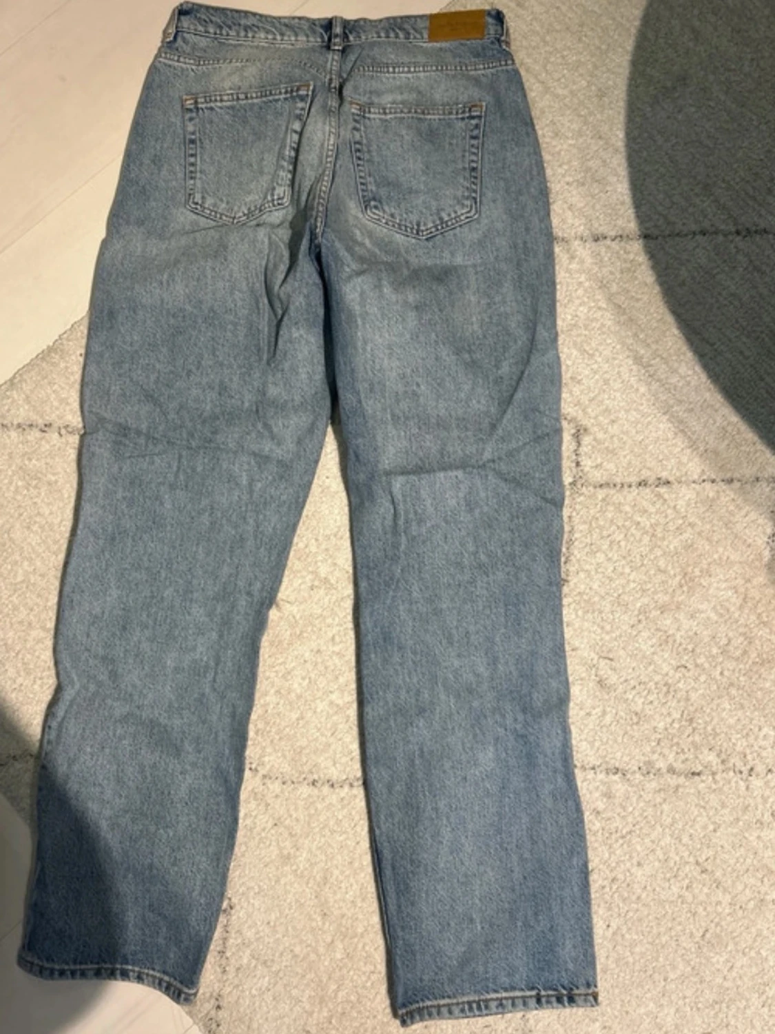 Blå slitna jeans med raka ben - 4