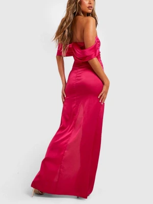 Röd offshoulder långklänning - wide open neckline that exposes the shoulders and accentuates your décolletage, an off-the-shoulder dress is the classic staple you need in your life. Whether you choose soft shades for a classic look or statement prints for maximum impact, this is the dress your summer wardrobe won't be complete without. Try bardot midi dresses for low-key glam or wear an off the shoulder maxi dress for all your summer plans - it's a vibe.Style: Fit & Flare DressFabric: WovenLength: Maxi