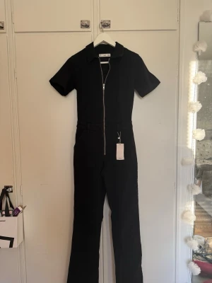 Svart jumpsuit mango - Jättefin helt ny denim jumpsuit ifrån mango! Stretchig och formar fint☺️ är lika fin att ha året om🫶🏻 köpt för ca 850kr