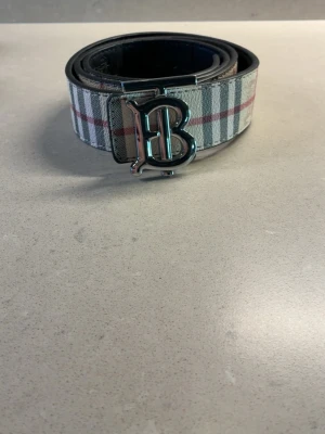 Burberry bälte  - Burberry bälte för ett bra pris denne helt ny man kan ändra den t svart bälte om man vill göra de 