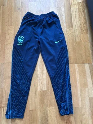 Brazil Nike Träningsbyxor - Nike träningsbyxor, helt nya. Barnstorlek, Passar om du är 155-160. Xxs