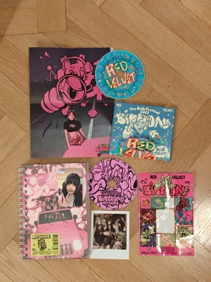 Red Velvet Birthday Album Set (Photobook & Digipack Wendy) - Kommer med det på bilden, dvs Joy Photocard Sticker Sheet Group Polaroid Wendy Poster CD  Svarar gärna på frågor och skickar fler bilder ifall man frågar!