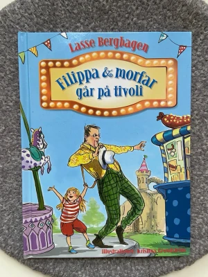 Filippa & morfar går på tivoli - Följ med Filippa och hennes morfar på ett färgsprakande tivoliäventyr! Karuseller, spunnet socker och tokiga upptåg väntar i denna charmiga och roliga berättelse, perfekt för dig som gillar glädje, fantasi och familjeäventyr. Säljer även boken Filippa & morfar hoppar studsmatta i samma bokserie, 20:-/st.