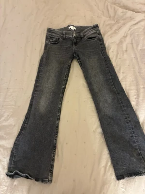 Gråa jeans från gina tricot - Säljer på grund av att de inte passar mig längre. Lite slitna längst ner men det är inte något som märks av! Kontakta vid frågor💕 OBS: pris kan diskuteras!
