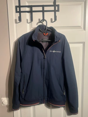 Sail racing vindjacka i marinblå - Sail racing vindjacka i marinblå och är i väldigt bra skick och säljs för endast 349 
