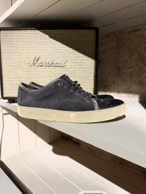 Lanvin skor - Säljer dessa lanvin skor. Storlek 9 men sitter som 43/44. Skriv vid fler frågor och funderingar!