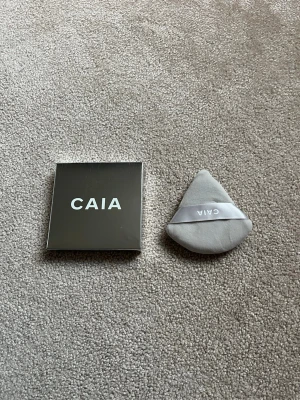 Caia puderpuff  - Helt ny, nypris 99kr mitt pris 49kr priset går att diskuteras, säljer även fler Caia produkter💞