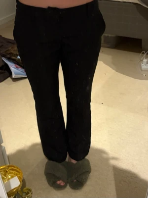 Svarta kostymbyxor från Bik Bok - Snygga svarta kostymbyxor från Bik Bok i storlek 36. Petite modell