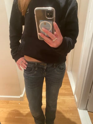 ltb lågmidjade bootcut jeans i valerie modellen - säljer mina jättesnygga LTB valerie jeans i strl 26/30. Säljer pga ingen användning, de är även lite korta för mej , jag e ca 165cm lång 💞. Skriv gärna för fler bilder !!! ( nypris=799kr )