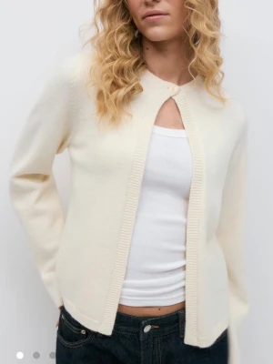 One button cardigan gina tricot - Cremevit one button cardigan från gina tricot, storlek S💕