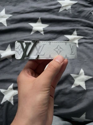 Lv bälte - 120cm långt Lv bälte med silver spänne!