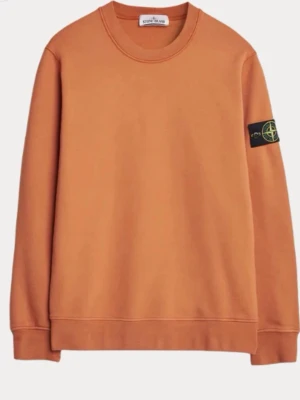 Stone Island sweatshirt i olika färger - Säljer klassiska sweatshirts från Stone Island med rund hals och ikonisk patch på vänster ärm. Finns i orange, grön, beige och mörkgrå. Tröjorna har lång ärm och är tillverkade i mjuk bomull för skön komfort. Perfekt för dig som gillar stilrena och enkla plagg med streetkänsla.