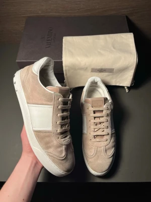 Valentino Flycrew Beige - Valentino Flycrews - Färg: Beige - Skick: 8/10 - Defekter: Mockan är lite sliten och höger sko har tappat en nit annars är dom i mycket fint skick - Tillbehör: Original box, två dustbags - Nypris: 7499 kr - Hör gärna av dig vid frågor / AR Resell ⚜️
