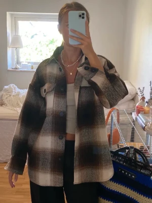 Rutig jacka - Superfin och cool jacka, perfekt till tidig höst! Endast använt några få gånger och är därför i perfekt skick.