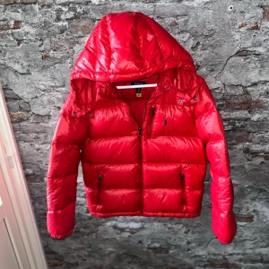 Ralph Lauren Gorham jacka - Mycket fint skick, inga defekter. Storlek 14-16 junior/XS  passar dig som är mellan 160-170cm ungefär. Nypris ca 4000kr. Modellen är 160 cm, 50kg. Självklart äkta - Kolla bara recensionerna och qr koden! Passar bra nu till vintern. Skriv för mer information!🤝