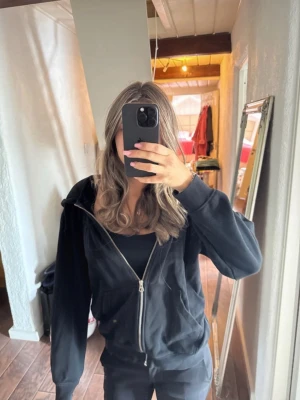 Weekday zip tröja - använd fåtal gånger. Storlek Xs men passar S/M