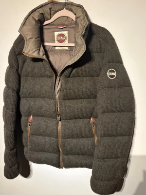 Colmar Jacka - En riktigt fet dunjacka från colmar i ett sjukt snyggt ull/manchester material i väldigt bra skick. Storlek 52, sitter som M. Hör av er vid frågor!