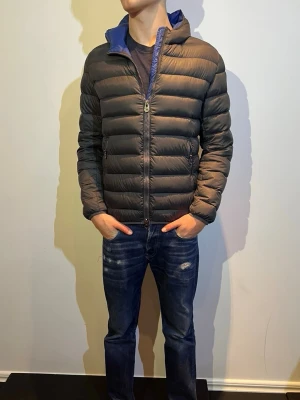 Colmar jacka  - Riktigt snygg Colmar jacka perfekt nu för vintern . Bra skick. Jackan är i storlek 48 vilket motsvarar ca S. Modellen på bilden är 184. Hör av dig vid funderingar