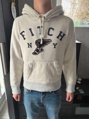 Vit hoodie från Abercrombie & Fitch - Vit hoodie från Abercrombie & Fitch. Perfekt för chill dagar och snygg till jeans. Sällsynt tröja! Modellen är 173cm 65kg, Priset kan diskuteras.
