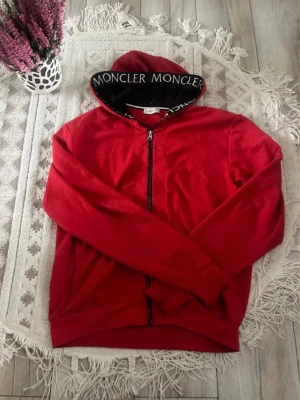 Zipper-hoodie  - En fin moncler hoodie i storlek S.