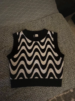 Svartvit stickad magtröja  - Magtröja som är stickad och har mönster på fram sidan. Tröjan har använda fåtal gånger är fortfarande i god skick. 