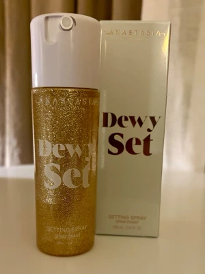 Helt ny Anastasia Dewy Set Setting Spray 100ml - Helt ny och oöppnad i kartong enligt bilder. 100ml (fullsize). Nypris 359kr på Kicks.