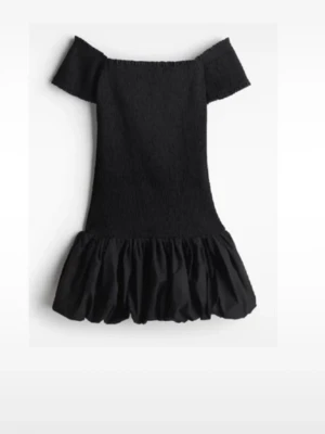 Smockad h&m klänning - Sååå så snygg klänning från h&m som inte säljs längre💐💐💕 storlek L men skulle säga att den passar både större och mindre!! Skriv vid frågor, pris går att diskutera 😊