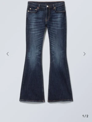 Flame jeans från Weekday blå W28 L34 - Bootcut jeans från Weekday i modellen Flame low waist. Storlek W28 L34  Det har klassisk femficksdesign och snygga slitningar. Säljer då de är för långa för mig, Nypris 590. De har använts några gånger men har inga synliga tecken på slitage. Skriv om du har fler frågor eller vill ha fler bilder, pris kan diskuteras. ❤️