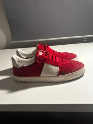 Valentino Flycrews röda - Säljer nu mina flycrews då de inte kommer till användning. Mockan är väl omhändertagen och fortfarande fin i färgen. Det finns en liten defekt längst bak på höger sko, men inget som kommer synas vid användning. Inget og medföljer. Kan vara en sen julklapp till dig själv eller någon annan. Hör av dig vid funderingar!