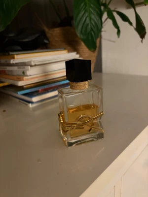 YSL LIBRE 50ml - En elegant parfym från Yves Saint Laurent med en modern design och exklusiva detaljer. Perfekt för dig som vill ha en lyxig touch i vardagen. Volym och ingredienser syns ej på bilderna. Mängd enligt bild