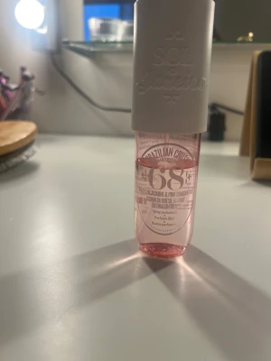 Sol de Janeiro Brazilian Crush 68 - Fräsch och trendig body mist med brasiliansk jasmin och pink dragonfruit. Perfekt för dig som vill ha en lätt och ungdomlig doft att spraya på när som helst. Spray parfume mist.