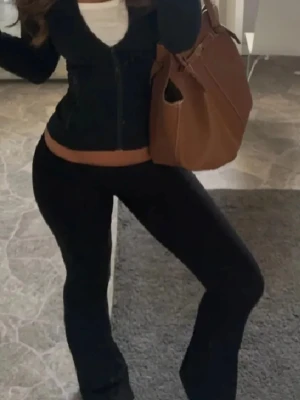 Svarta yoga pants med llåg midja - Säljer ett par svarta yoga pants från gina tricot i storlek xxs. Dom är i nyskick och säljer då dom tyvärr blivit för korta för mig. Pris kan diskuteras🩷