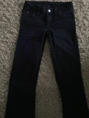 Bootcut svarta jeans från Cheap Monday - Svarta bootcut jeans från Cheap Monday. Aldrig använda och säljer då dom inte passa. Storlek 25/30